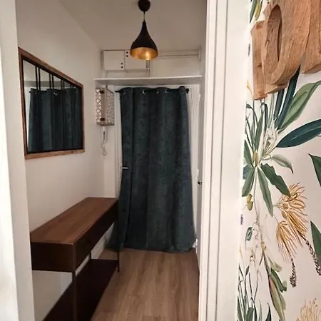 Coquet Avec Jardin Proche De La